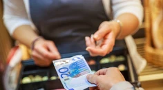 Právo na platbu v hotovosti podpísala prezidentka. Stane sa tak súčasťou ústavy