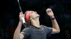 Prvým finalistom Turnaja majstrov sa stal Zverev. Federera porazil v dvoch setoch