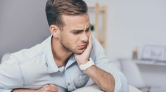 Bolesti zubov sa dá zbaviť aj bez tabletiek. Stačia vám vaše ruky