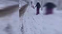 VIDEO: Sánkovačka sa im vymkla z rúk. Dieťa mierilo rovno k jazeru, takmer v ňom skončil dedko