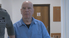 Narkobarón Baki Sadiki pred súdom neskrýval dobrú náladu. Odklepli mu miernejší režim