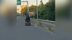 VIDEO: Zbytočný hazard na D1. Policajti zastavili na diaľnici seniora na vozíku aj mladíka na kolobežke