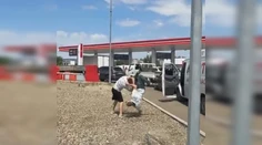 VIDEO: Ruské čerpacie stanice sa menia na gladiátorské arény. Ľudia sa bijú a hádajú, Putin má problém