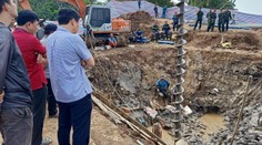 Záchranná akcia vo Vietname: Chlapec spadol do útrob 35 metrov dlhého betónového piliera