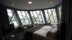 Slávny český futbalista otvoril v Prahe špičkový hotel. Ako prvý si vyskúšal aj posteľ