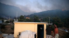 Hasičom sa podarilo dostať pod kontrolu požiar v gréckej metropole Atény