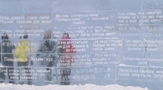 Unikátna knižnica z ľadu. Ľudia tu do stien tesajú svoje priania