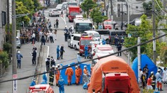 Muž útočil nožom na ľudí, ktorí čakali na autobus. Dvoch cestujúcich zabil