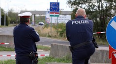 Rakúsko: Polícia zachránila 42 ľudí z chladiarenského auta