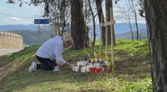 Deň po havárii autobusu, ktorá otriasla Slovenskom. Na mieste stoja tri drevené kríže a horia sviečky