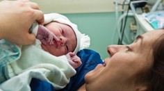 Sekundy po pôrode: Novorodenec sa nechce odtrhnúť od mamy