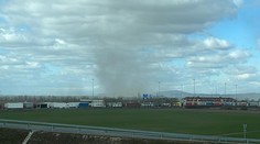 Armagedon na diaľnici D2. Vietor sa ukázal v plnej sile, z polí vysával prach a dvíhal ho do obrovských výšok