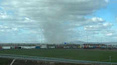 Armagedon na diaľnici D2. Vietor sa ukázal v plnej sile, z polí vysával prach a dvíhal ho do obrovských výšok