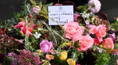 Veniec na rakve kráľovnej počas poslednej cesty skrýval mnoho symbolov. Nechýbala kartička s odkazom