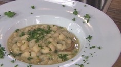 Polievka z bielej fazule s cesnakom a petržlenom