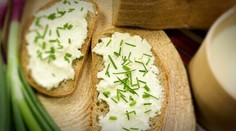 Quinoa s avokádom sušenými paradajkami, rukolou  a marinovaným cícerom