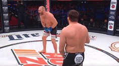 Zo zápasu večera sa stal prepadák: Duel ťažkých váh ukončil kop do genitálií