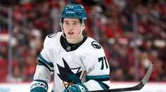 VIDEO: Anaheim zdemoloval Chicago, Celebrini opäť dotiahol San Jose k výhre a naháňa MacKinnona