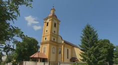 Žiaľ a veľký smútok za obeťami tragickej nehody. Vo Veľkých Ludinciach sa rozlúčili s rodičmi a ich dcérkou