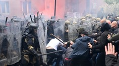 VIDEO: Srbskí demonštranti tvrdo zaútočili na vojakov NATO, siedmi z nich sú vo vážnom stave