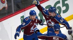 VIDEO: Colorado  priviedla k triumfu hviezdna dvojica. MacKinnon ukázal extratriedu gólom spoza bránky