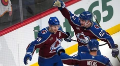 VIDEO: Colorado  priviedla k triumfu hviezdna dvojica. MacKinnon ukázal extratriedu gólom spoza bránky
