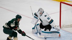 VIDEO: Gólman San Jose takto zabránil gólu. Skryl puk a nikto ho nevedel nájsť