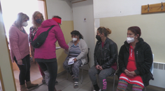 Chceli by očkovať viac, no nemá kto podávať vakcíny. Na Liptove to skúšajú aj cez malú motiváciu