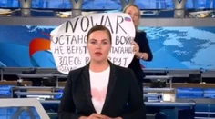 Ruskú novinárku Ovsiannikovovú, ktorá protestovala v živom vysielaní, krátko po jej zadržaní prepustili