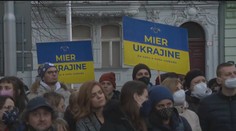 Ľudia prišli protestovať aj pred ruskú ambasádu v Bratislave