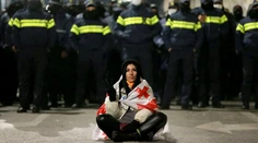 FOTO + VIDEO: Ohňostroje, požiare a vodné delo. Gruzínske protesty pripomínajú dystopické filmy