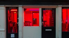 Dve Trebišovčanky museli stáť vo výklade a ponúkať sexuálne služby. Ušli vďaka náhode