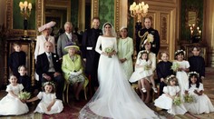 Kráľovský palác zverejnil oficiálne fotografie Harryho a Meghan s rodinou