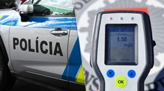 Vodičku (31) zastavili pre chýbajúcu značku a pokazené svetlo. Dychová skúška policajtov zaskočila