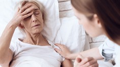 Ak sa budete doma starať o dlhodobo chorého príbuzného, po novom vám dajú peniaze