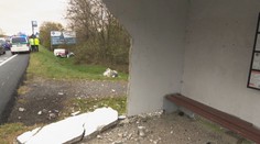 Nehoda pri bratislavskom Lamači: Šofér vrazil autom do zastávky