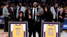 Veľká slávnosť v NBA: Lakers si uctili legendárneho Bryanta vyvesením jeho dresov