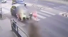 Zázrak! Do štvorice na priechode vrazilo auto. Neuveriteľné, že sa im nič nestalo