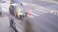 Zázrak! Do štvorice na priechode vrazilo auto. Neuveriteľné, že sa im nič nestalo