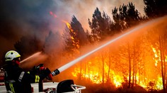 Požiare vyháňajú z dovolenkových destinácií tisíce turistov. Tu zistíte, kde je to najhoršie