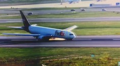 VIDEO: Ďalšia rana pre povesť Boeingu. Pri prílete sa zle vysunul podvozok, piloti museli vyskakovať z okien