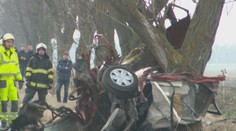 Z renaultu po náraze do stromu ostala len kopa šrotu. Nepripútaná dvojica nemala žiadnu šancu