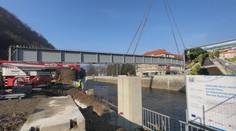 V Banskej Bystrici stavajú nový most. Prevoz obrovských nosníkov si vyžiadal dopravné obmedzenia