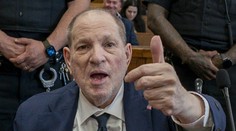 Weinsteina uznali za vinného v jednom bode obžaloby. Svoje obvinenia naďalej odmieta