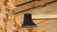 Hrozivý incident na Spiši. Maloletého chlapca niekto vážne zranil sekerou