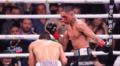 Bitku exšampiónov ovládol Thurman. Barriosova tvár po nakladačke pripomínala postavu z Avatara