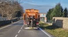 Internetom koluje bizarné video z juhu Slovenska. Cestári na ňom solia pri vysokej teplote