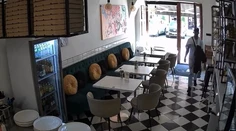 VIDEO: Ani sa nesnažil skrývať. Muž nakráčal do košickej pizzerie a odišiel s peniazmi
