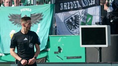 VIDEO: Kuriozita počas zápasu v Nemecku. Fanúšik vyjadril svoj nesúhlas s verdiktom neštandardným spôsobom