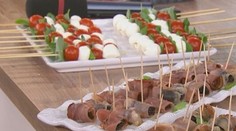 Krémová fazuľová polievka s koreňovou zeleninou,  zapekaná do misky s cestom a syrovou krustou